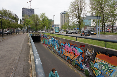 821359 Gezicht in de fietstunnel onder het Westplein te Utrecht, vanaf de Lange Hagelstraat.